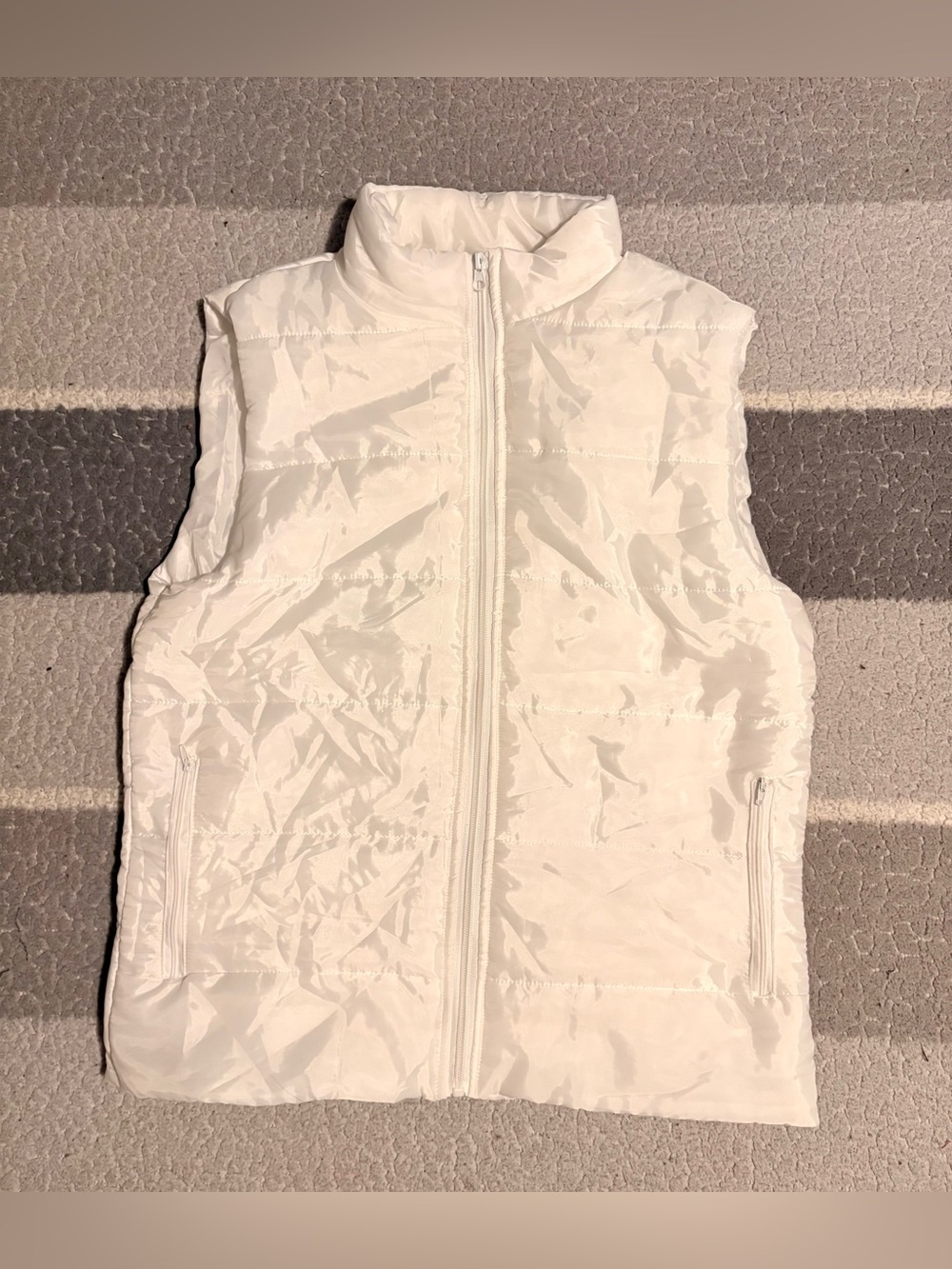 White Large Quilted Sleeveless Zip Up Puffer Vest W/ 2 Pockets W/ Zippers